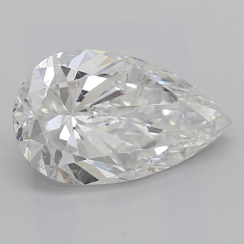 Voici une superbe bague en diamant dont la pièce maîtresse est un diamant poire certifié par le GIA pesant 2,00 avec un H exquis et un SI2. La monture cathédrale élève élégamment le diamant, permettant une réflexion maximale de la lumière pour un