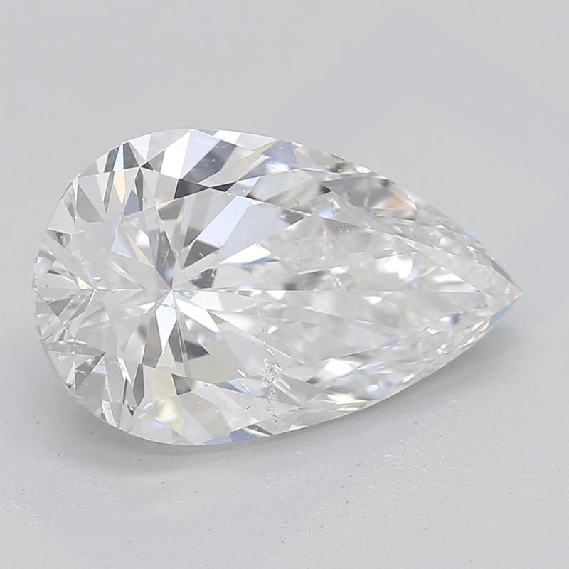 Realizzato a mano a New York, questo splendido anello di diamanti presenta un'affascinante pietra centrale certificata GIA con diamanti a pera del peso di 2,00 e classificati F e SI2. La brillantezza e il fuoco della pietra centrale sono