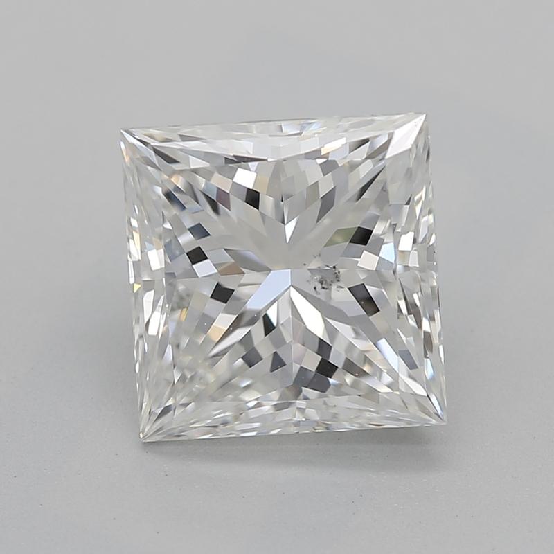 Elegia il fascino di questo splendido anello con diamante, una squisita rappresentazione di eleganza e maestria senza tempo. Il cuore è un notevole diamante princess, che vanta un peso di 2,00 con un radioso G e un impeccabile SI2. Il diamante è