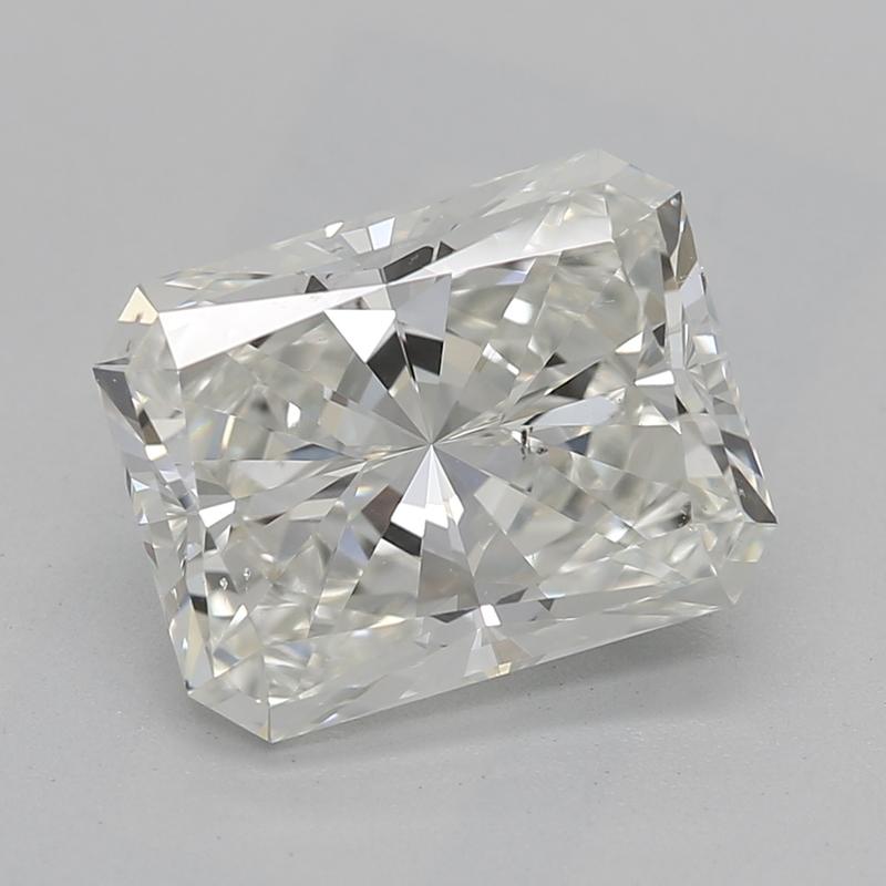 Fabriquée à la main à New York, cette exquise bague en diamant est ornée d'une époustouflante pierre centrale rayonnante pesant 2,00. Le diamant présente un beau J et un SI1 , garantissant une clarté et une brillance exceptionnelles qui attireront