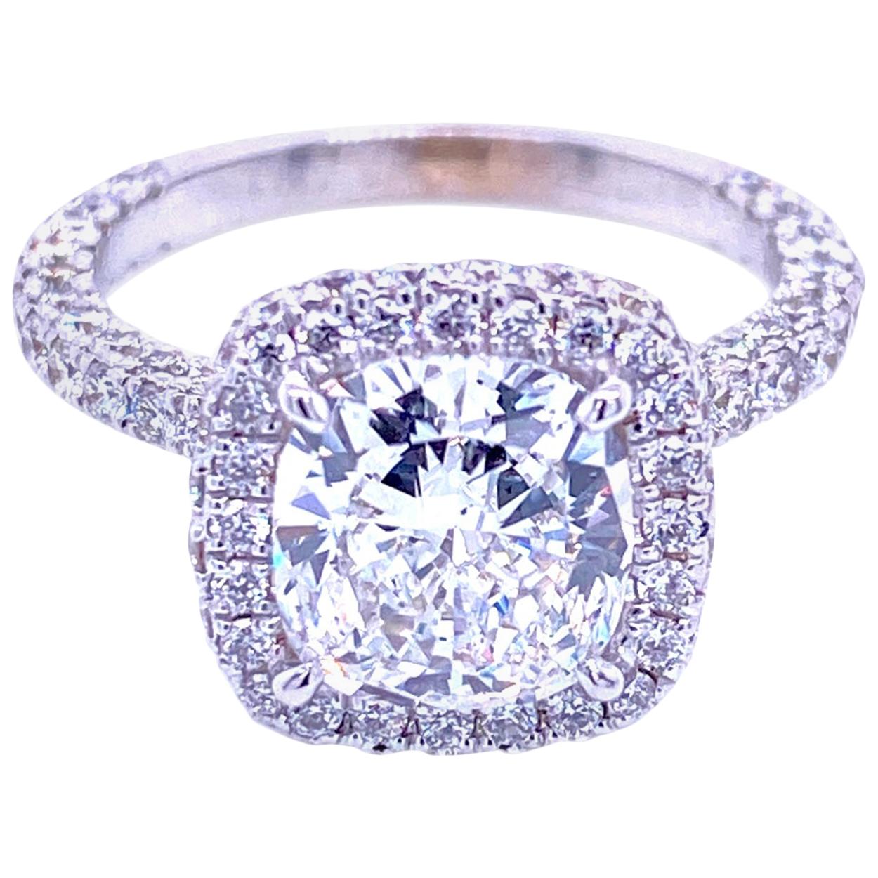 Bague de fiançailles en or 18 carats sertie d'un halo de diamants taille coussin de 2,01 carats D/SI1 certifiés GIA en vente