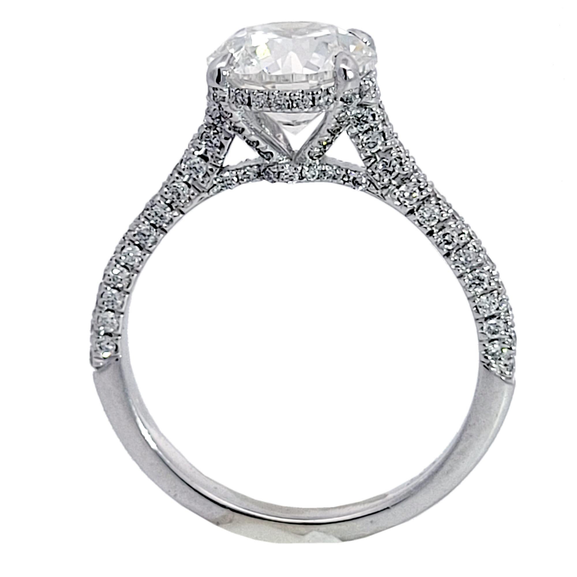 Magnifique diamant central certifié GIA de 2,01 ct de diamant rond brillant D/SI1 serti dans une bague de fiançailles en or blanc 18 carats avec pavage et halo caché. Poids total de 0.51 ct. de diamants sur le côté. La tige est sertie de pavés sur