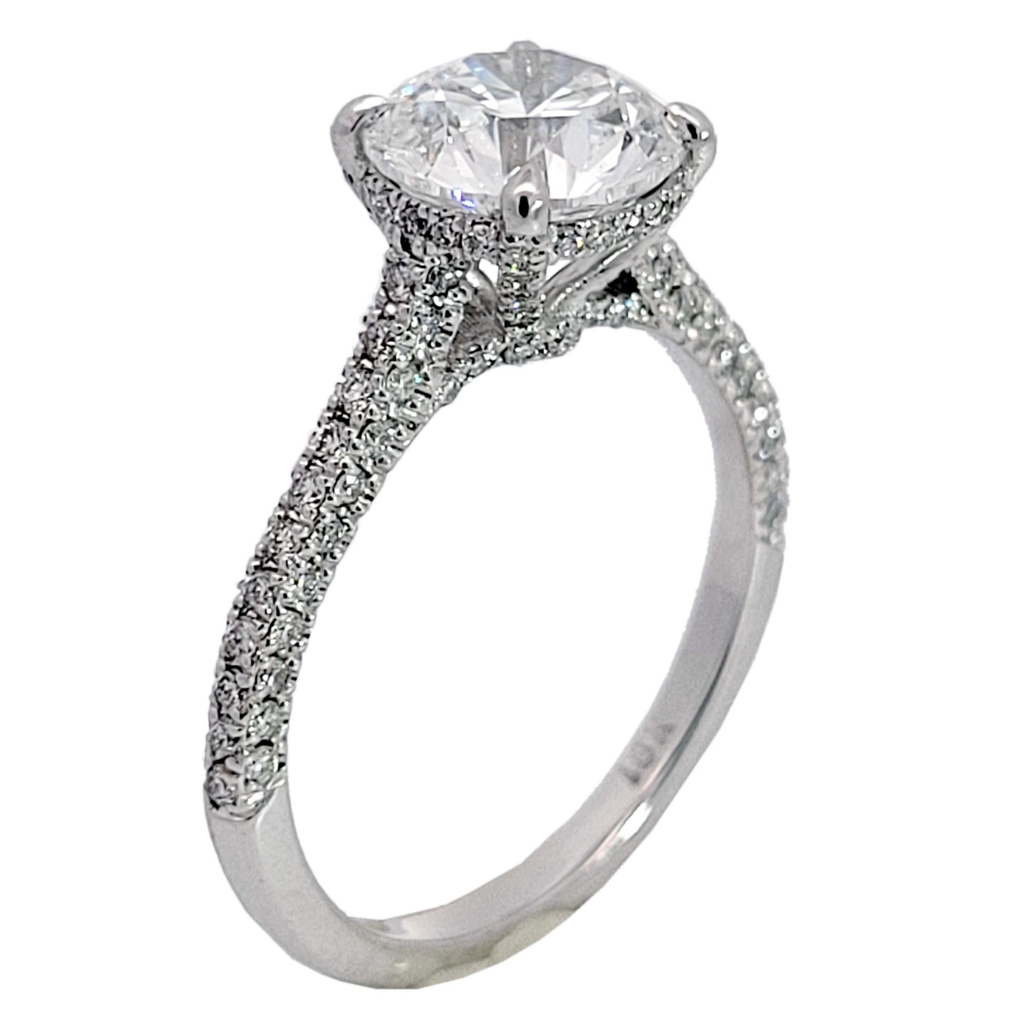 Contemporain Bague de fiançailles en or 18 carats sertie d'un diamant rond de 2,01 carats D/SI1, certifié GIA en vente