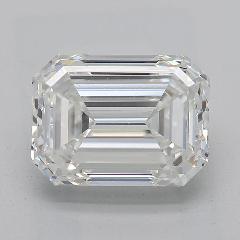 Erhöhen Sie Ihre Schmucksammlung mit diesem exquisiten Diamantring mit einem prächtigen Mittelstein aus einem Smaragddiamanten mit einem Gewicht von beeindruckenden 2,01. Mit einem VS2-Grad von I strahlt dieser Diamant eine unvergleichliche Brillanz