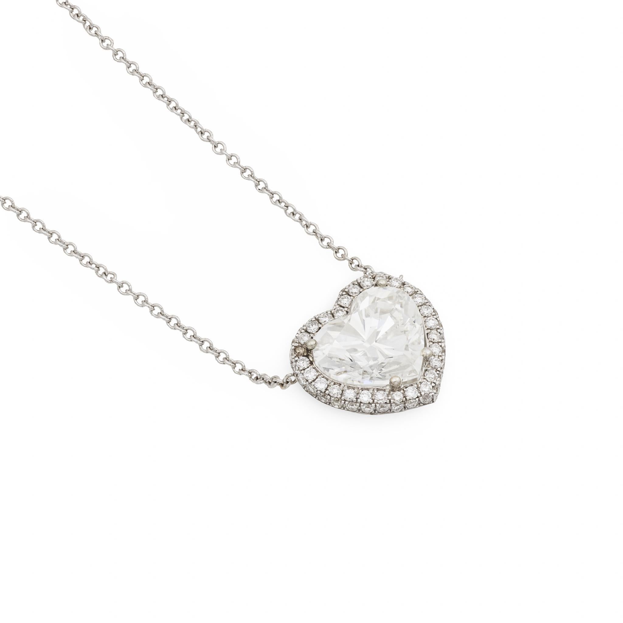 Ce collier italien vintage des années 2000 est réalisé en or blanc 18 carats et met en valeur un diamant en forme de cœur certifié par le GIA pesant 2,01 carats, de couleur G et de pureté SI1 (GIA #15017250). Autour du centre, 60 diamants ronds de