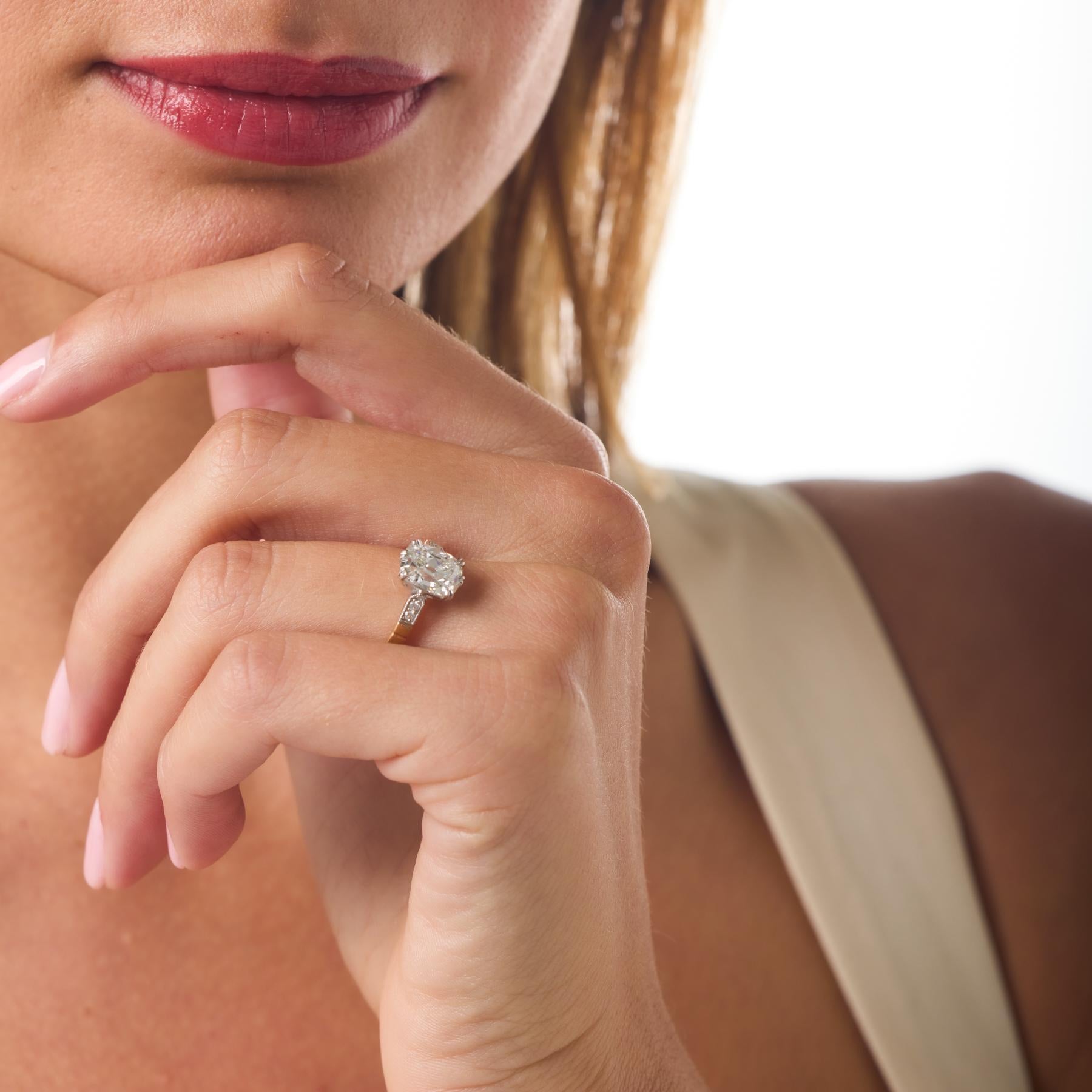 L'élégance moderne rencontre le charme antique dans cette exquise bague de fiançailles mettant en valeur un lumineux diamant taille brillant de 2,01 carats certifié GIA et provenant d'une ancienne mine. Exceptionnelle dans sa couleur F et brillant
