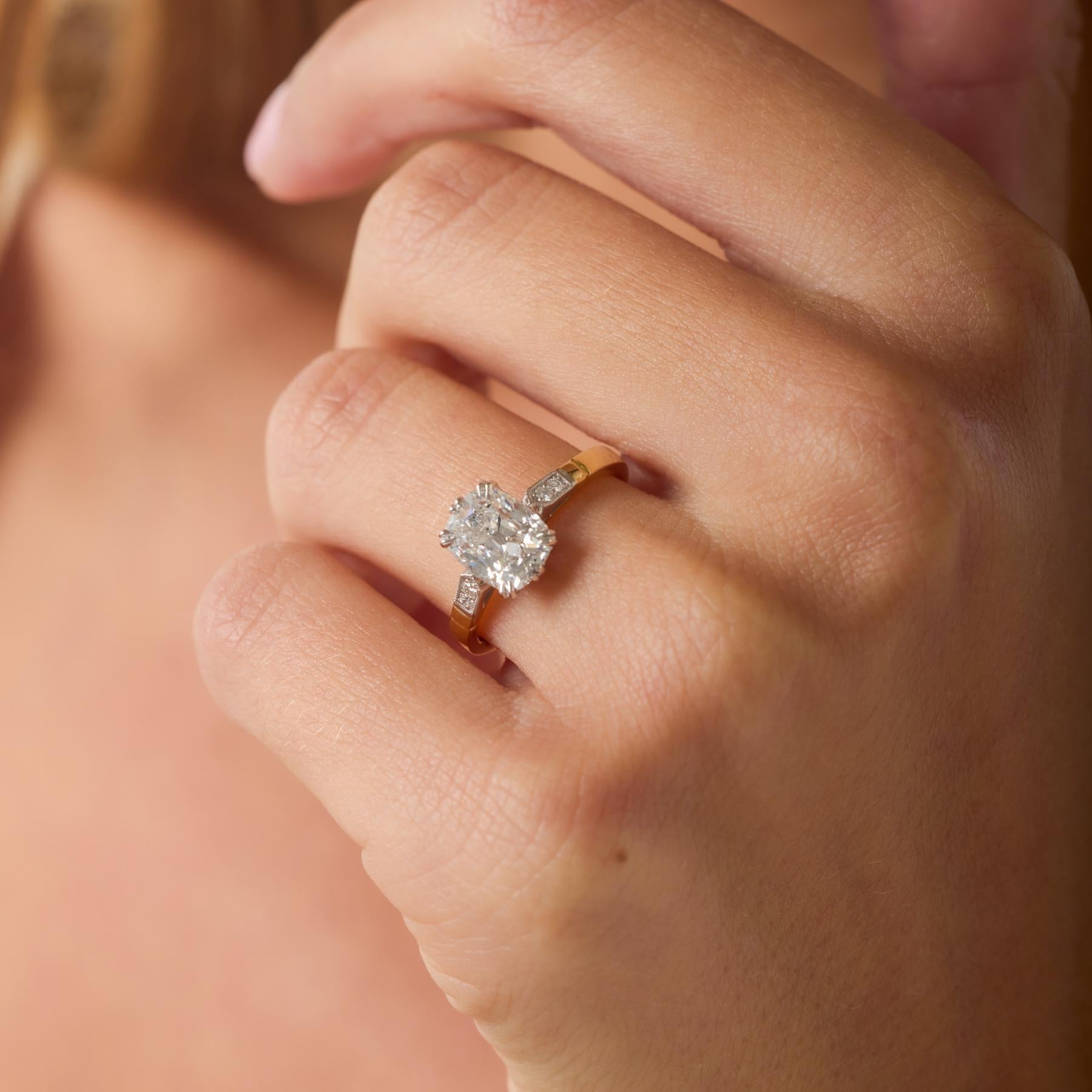 Taille vieille mine Bague de fiançailles en or 18k GIA 2,01 carats diamant taille mine ancienne en vente