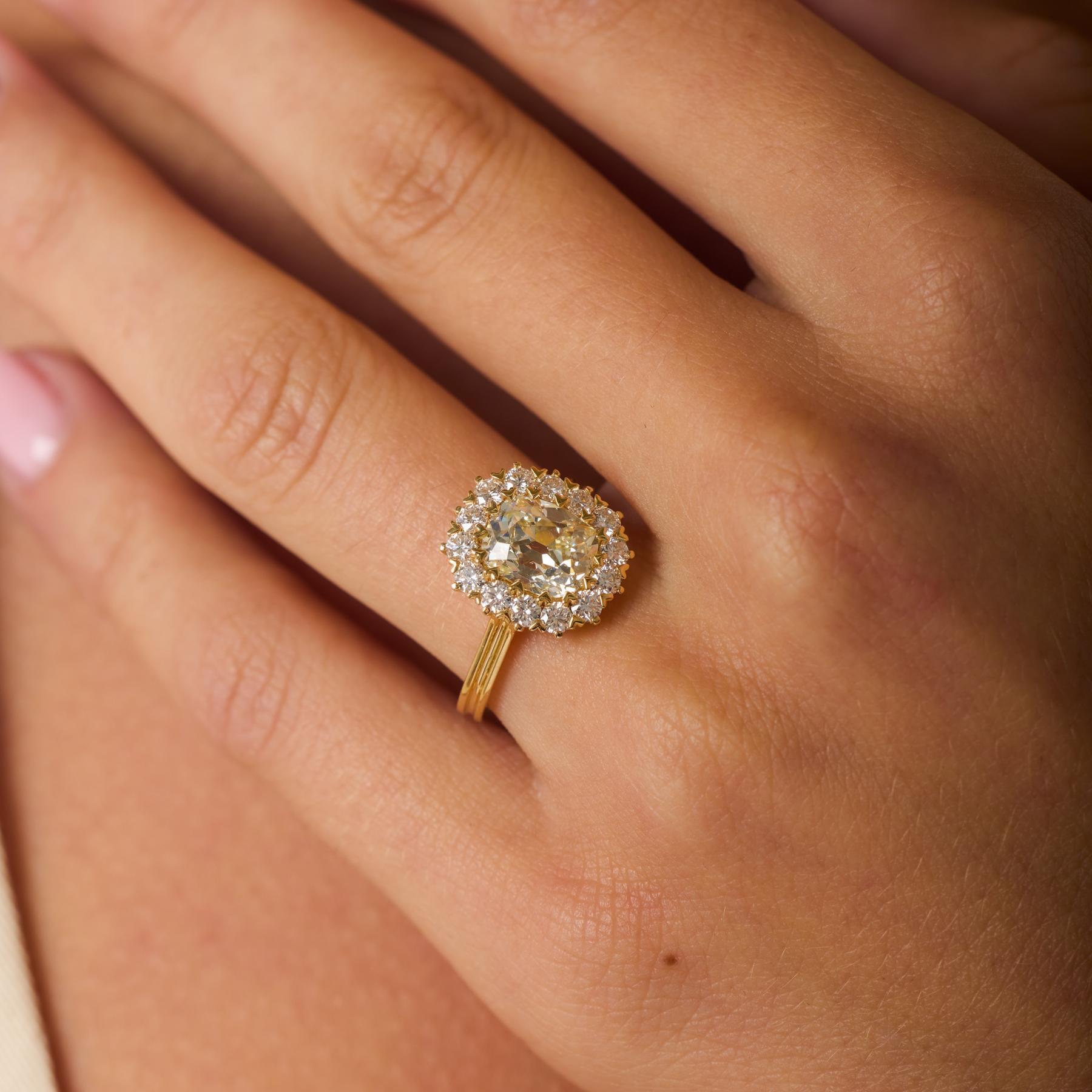 Este moderno anillo de compromiso se centra en un luminoso diamante de talla brillante de mina antigua de 2,01 quilates certificado por el GIA, cuyo cálido color M y excepcional claridad VS1 crean una cautivadora mezcla de profundidad y pureza. Su