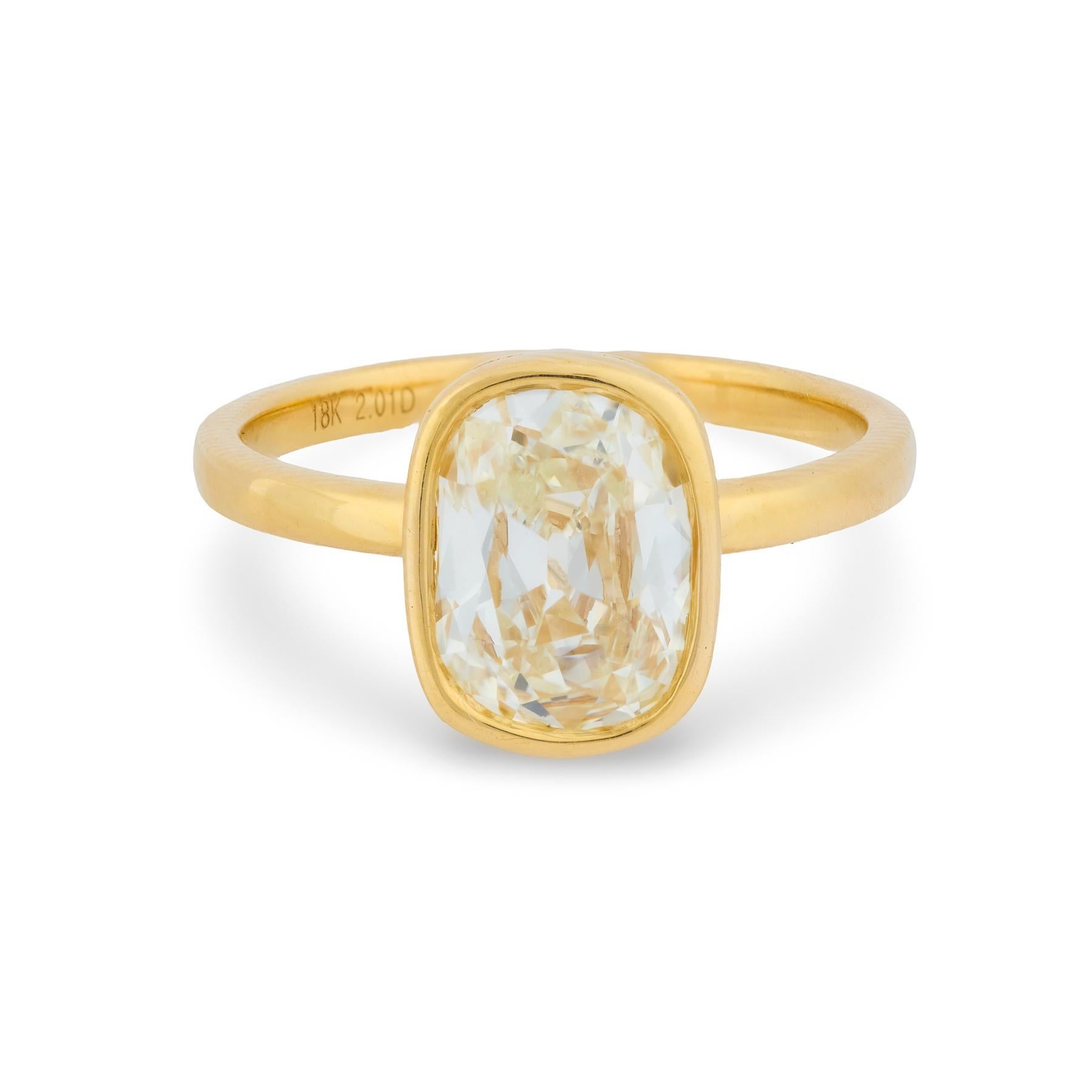Moderne Bague de fiançailles en or jaune 18k GIA 2,01 carats diamant taille mine ancienne en vente