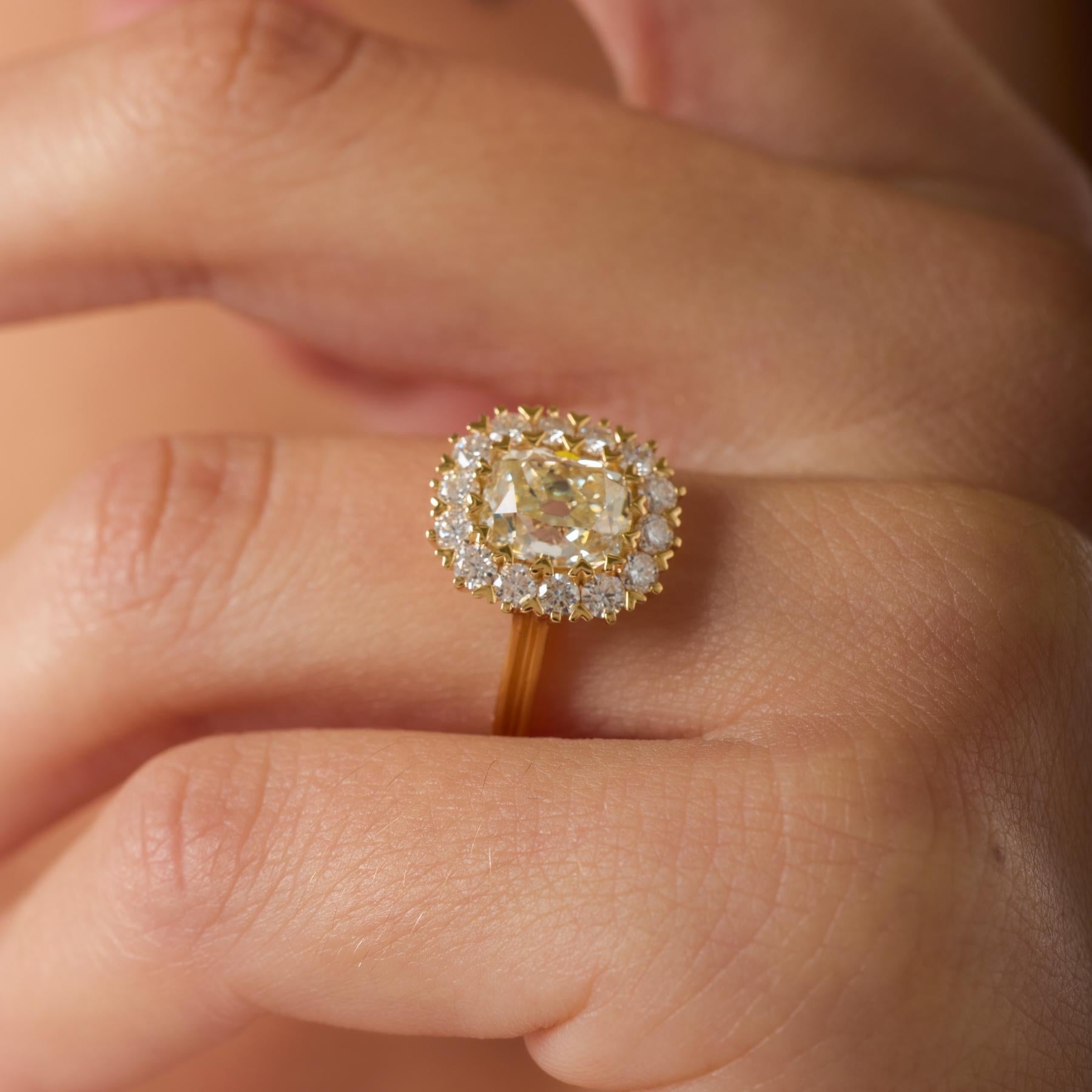 GIA 2,01 quilates de diamante talla mina antigua Anillo de compromiso de oro amarillo de 18 quilates Corte brillante en venta