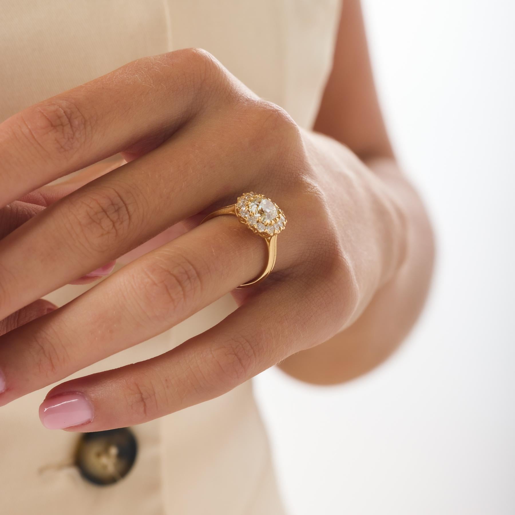 GIA 2,01 quilates de diamante talla mina antigua Anillo de compromiso de oro amarillo de 18 quilates Talla antigua en venta