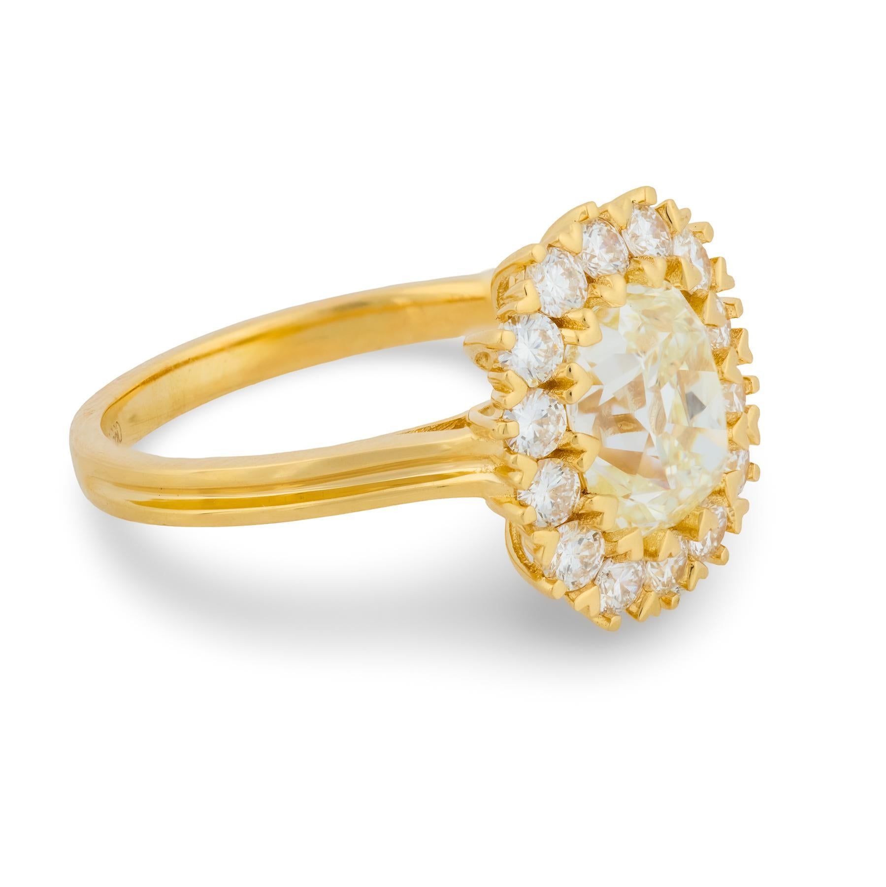 GIA 2,01 quilates de diamante talla mina antigua Anillo de compromiso de oro amarillo de 18 quilates en Bueno estado para la venta en Beverly Hills, CA