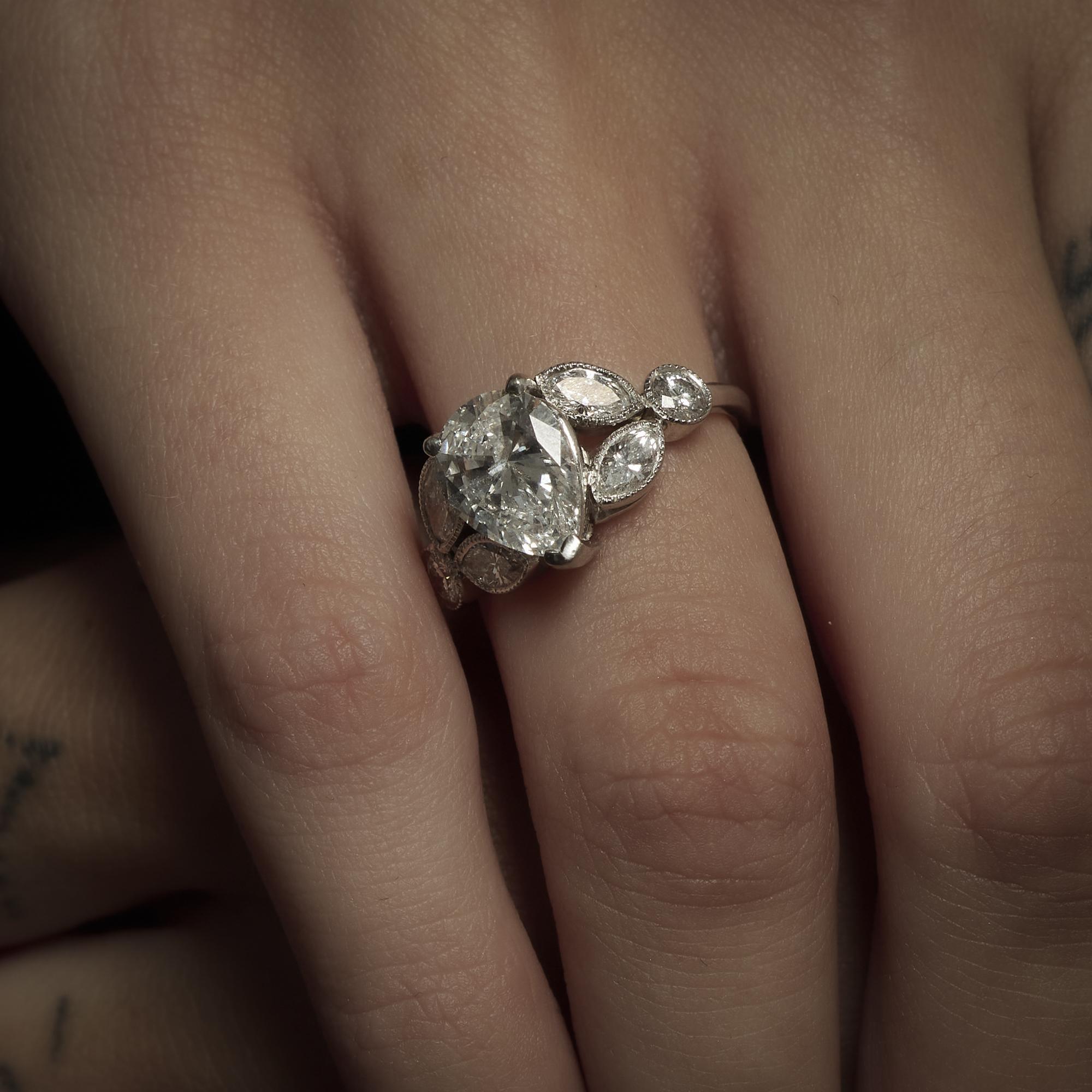 GIA Bague de fiançailles en platine avec un diamant poire de 2.01 carats Pour femmes en vente