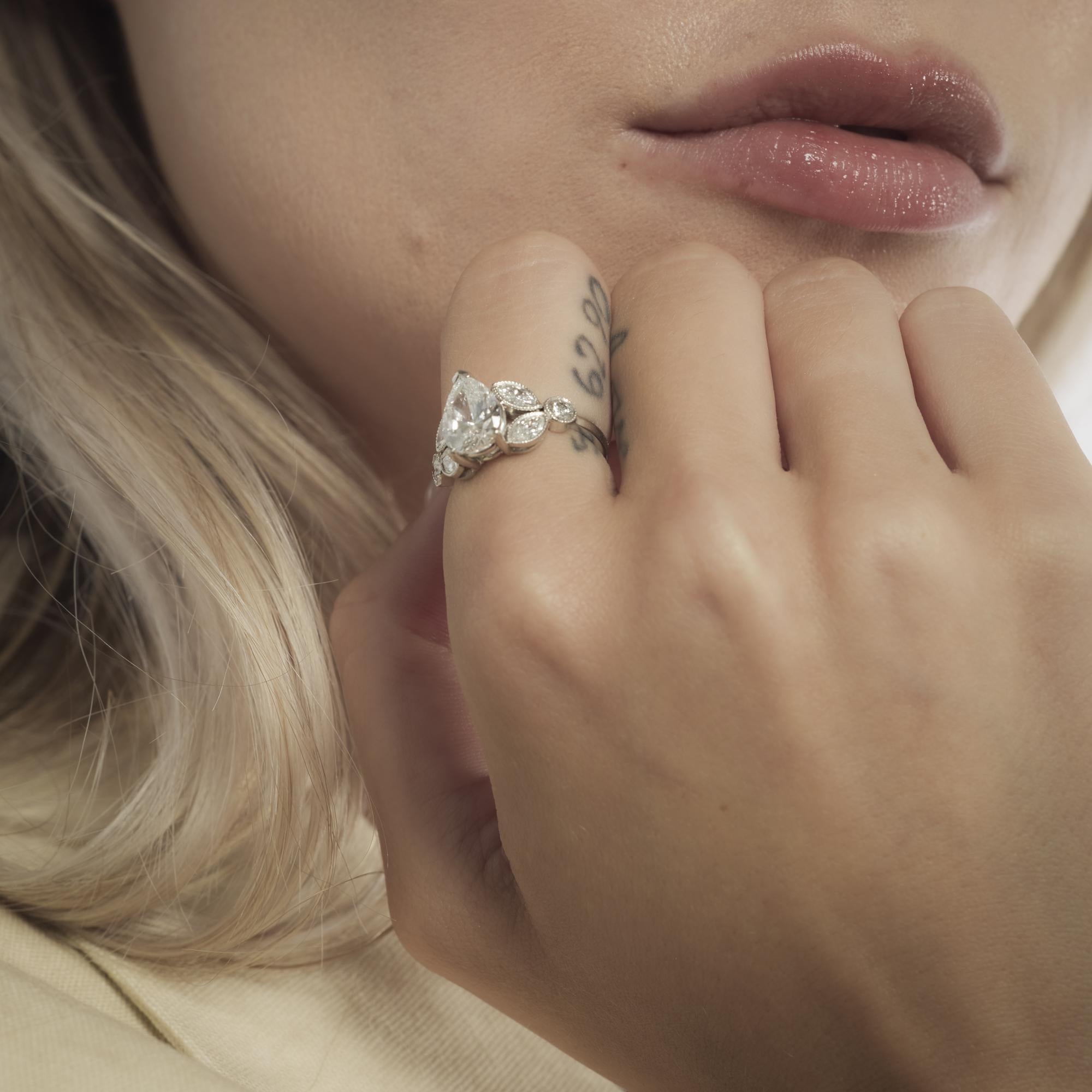 GIA Bague de fiançailles en platine avec un diamant poire de 2.01 carats en vente 1