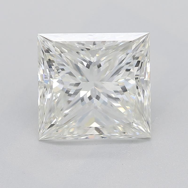 Fabriquée à la main à New York, cette superbe bague en diamant séduit par son design enchanteur, réalisé de main de maître en platine. En son cœur se trouve un magnifique diamant princesse pesant 2,01, classé J et VS1, garantissant une brillance et