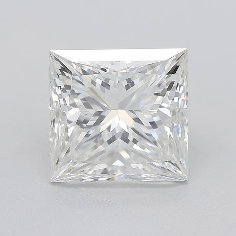 Con un encanto encantador, este anillo de diamantes presenta una impresionante pieza central de un diamante princesa que pesa 2,01 , con un prístino H y un exquisito VS2. Elaborado en lujoso platino, el anillo encarna una estética clásica pero