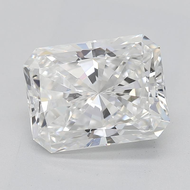 Rehaussez votre collection de bijoux avec cette exceptionnelle bague en diamant dont la pièce maîtresse est un diamant radiant pesant 2.01. Dotée d'un délicieux F et VS1, cette bague rayonne d'un éclat extraordinaire. Son design met en valeur une