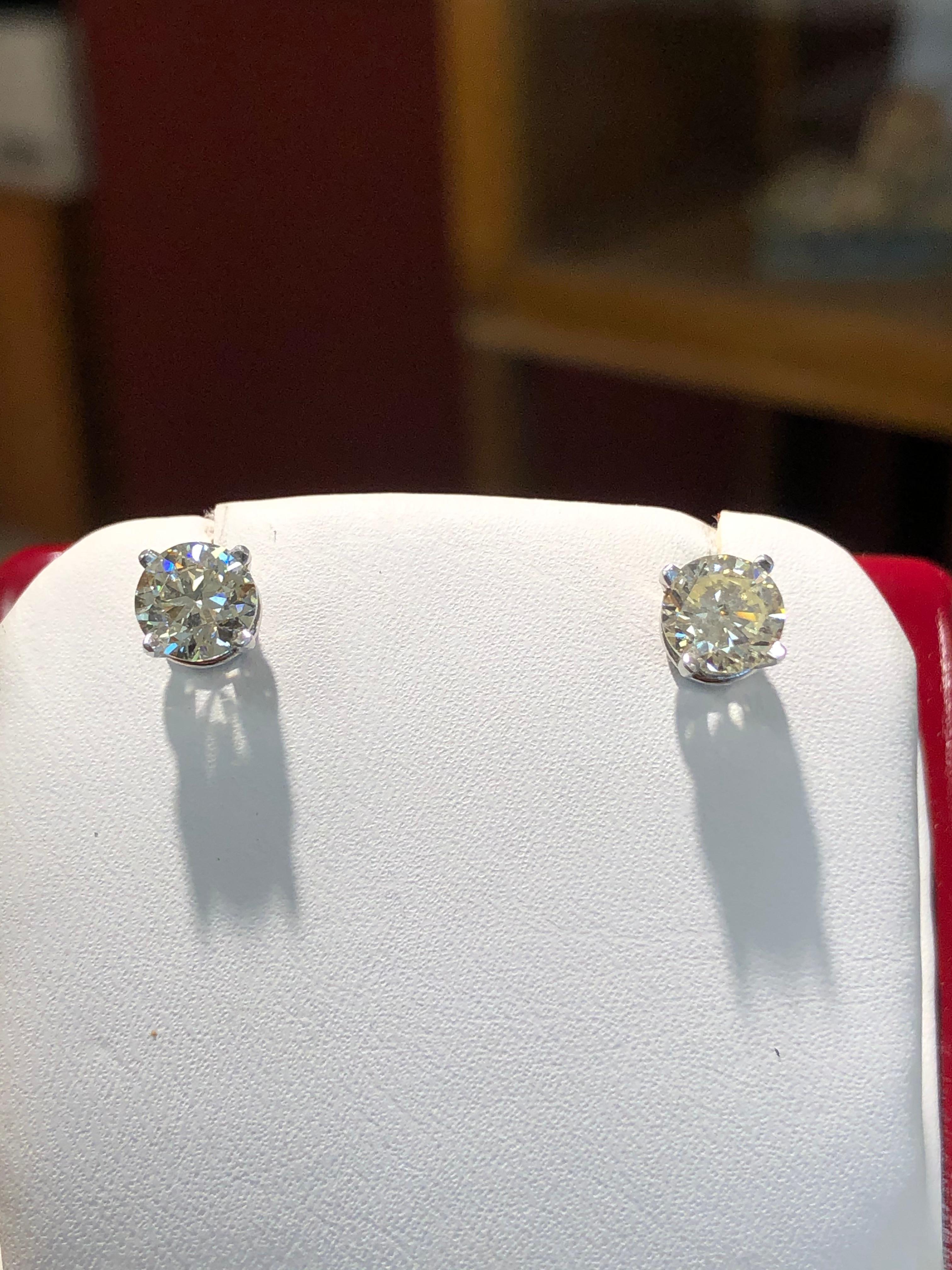 Taille ronde Boucles d'oreilles en diamant GIA de 2,01 carats à taille ronde et brillante en vente