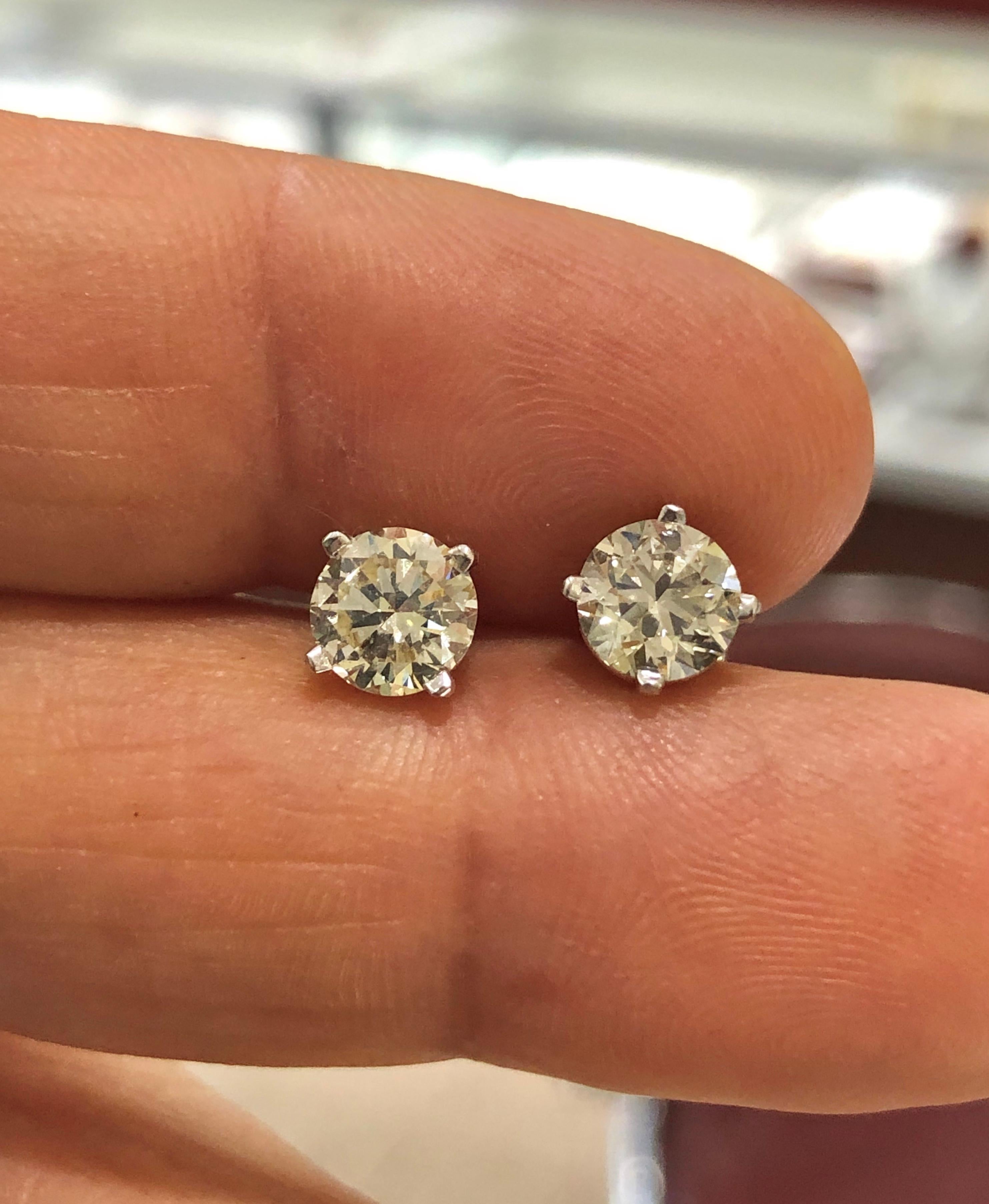 Boucles d'oreilles en diamant GIA de 2,01 carats à taille ronde et brillante en vente 1