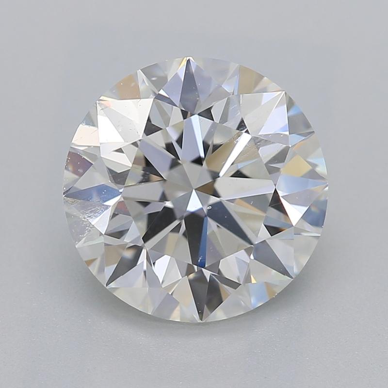 Realizzato a mano a New York, questo splendido anello con diamante mostra un affascinante diamante rotondo del peso di 2,01, che irradia brillantezza e fuoco. Classificata G e VS2, la pietra centrale è incastonata in una splendida montatura in oro