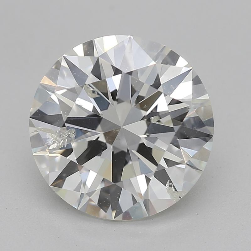 Fabriquée à la main �à New York, cette exquise bague en diamant séduit par son design élégant et sa qualité exceptionnelle. En son centre, un diamant rond époustouflant, pesant 2,01 et classé J avec I1 , rayonne d'un éclat et d'un feu exquis. La