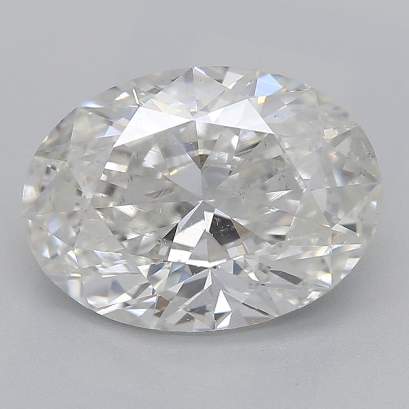 Fabricado a mano en Nueva York, este impresionante anillo de diamantes, testimonio del lujo y la artesanía, presenta una cautivadora piedra central de diamante ovalado de 2,01 , con un prístino H y un notable SI2. El anillo está bellamente engastado