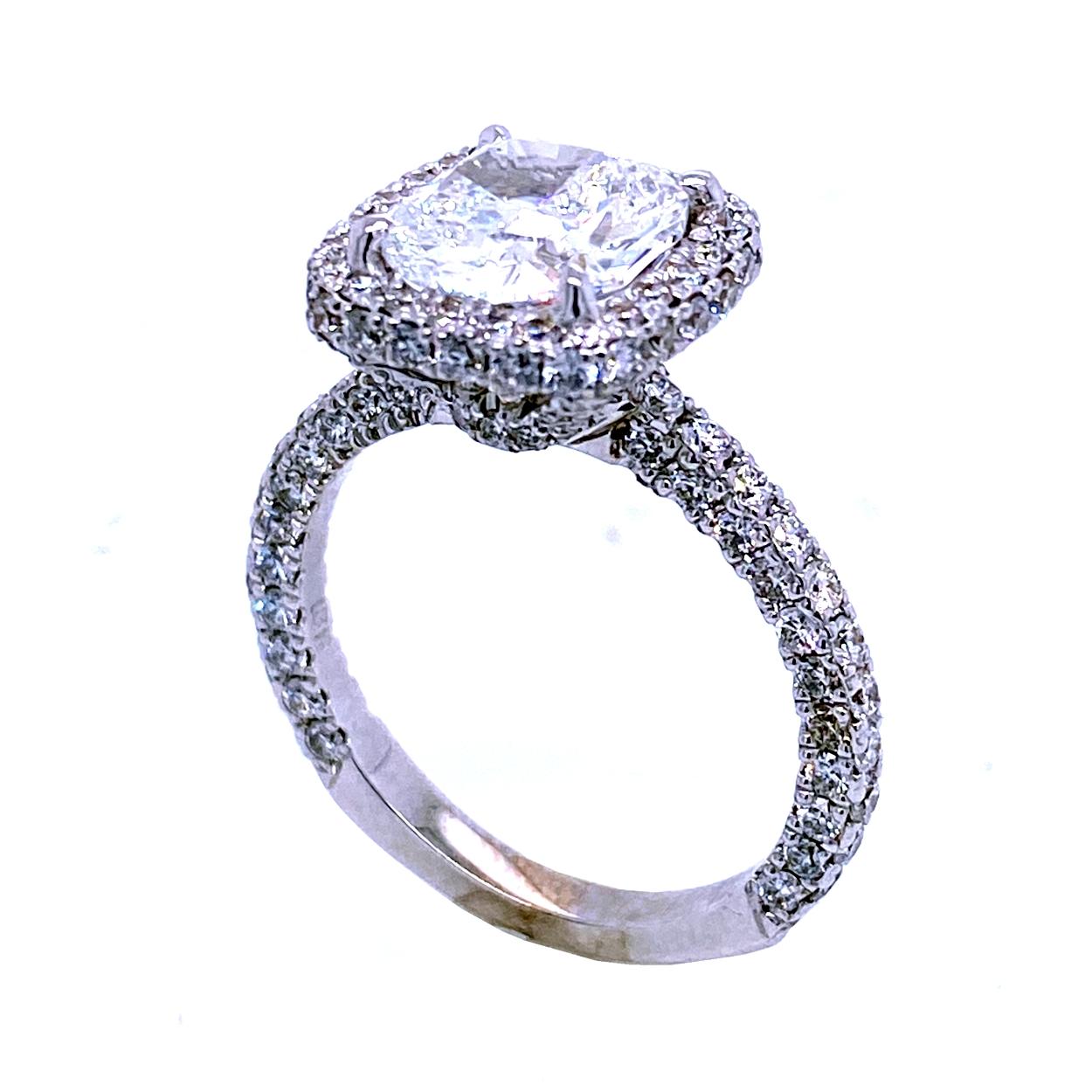 Contemporain Bague de fiançailles en or 18 carats sertie d'un halo de diamants taille coussin de 2,01 carats D/SI1 certifiés GIA en vente