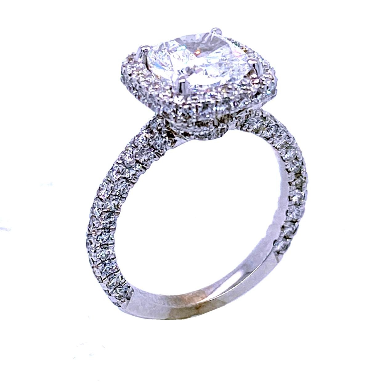 Taille coussin Bague de fiançailles en or 18 carats sertie d'un halo de diamants taille coussin de 2,01 carats D/SI1 certifiés GIA en vente