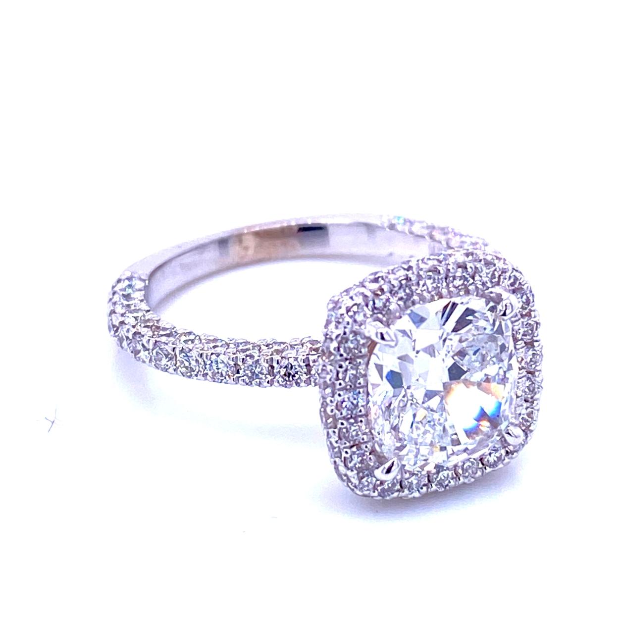 Bague de fiançailles en or 18 carats sertie d'un halo de diamants taille coussin de 2,01 carats D/SI1 certifiés GIA Neuf - En vente à Los Angeles, CA