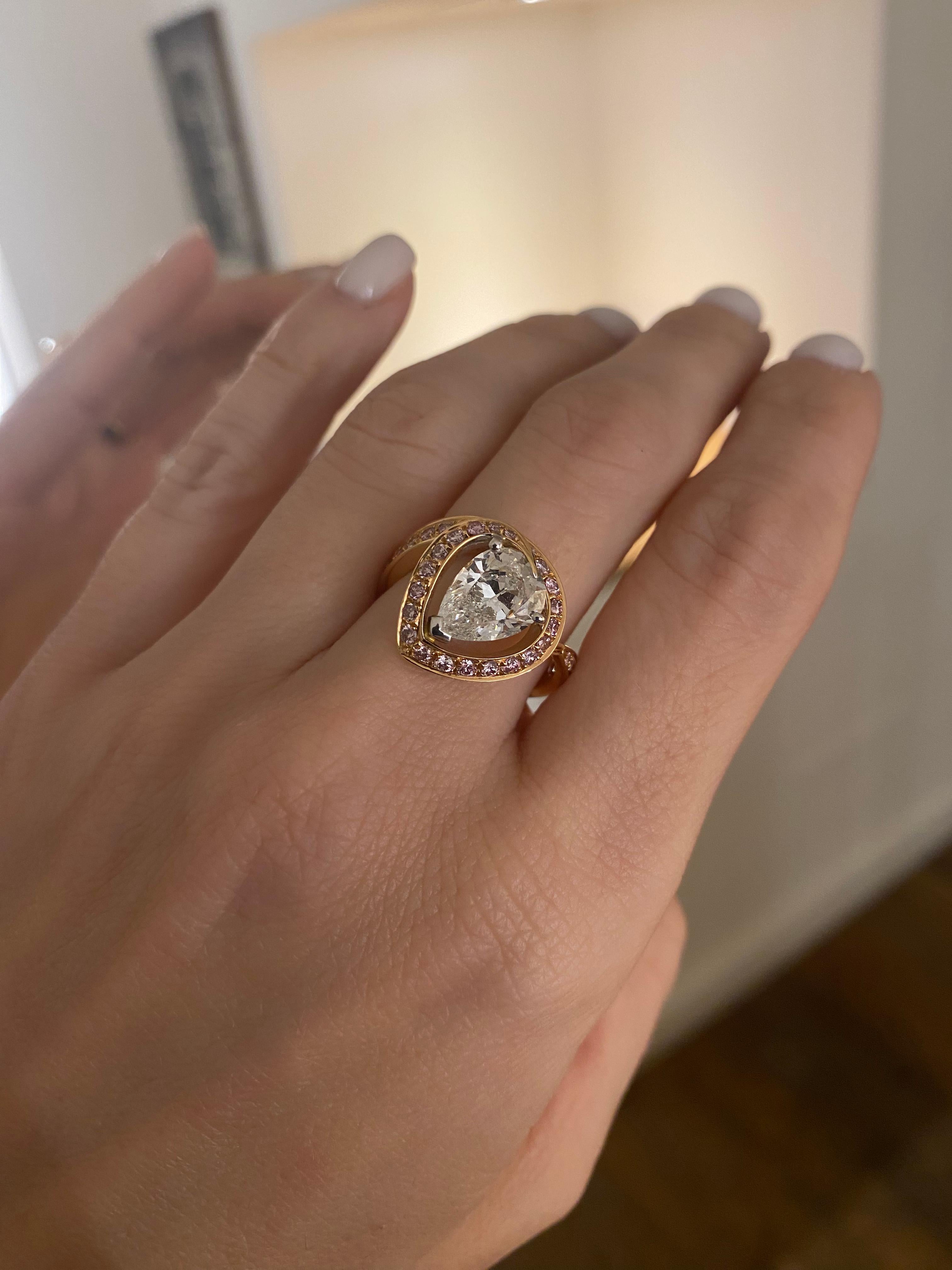 SCAVIA Pear Cut Diamond And Fancy Pink Diamonds Pavè Ring For Sale 5