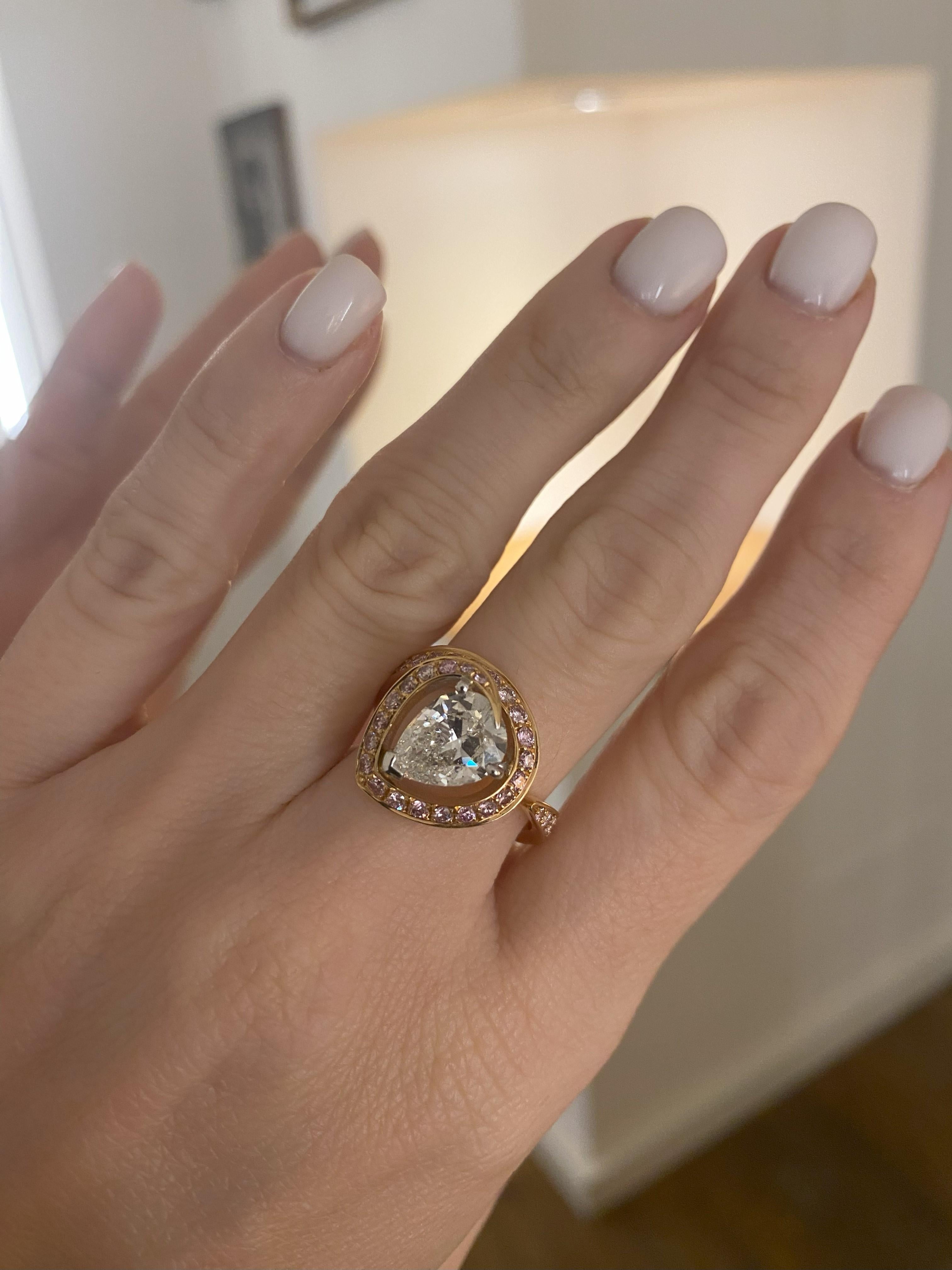 SCAVIA Pear Cut Diamond And Fancy Pink Diamonds Pavè Ring For Sale 3