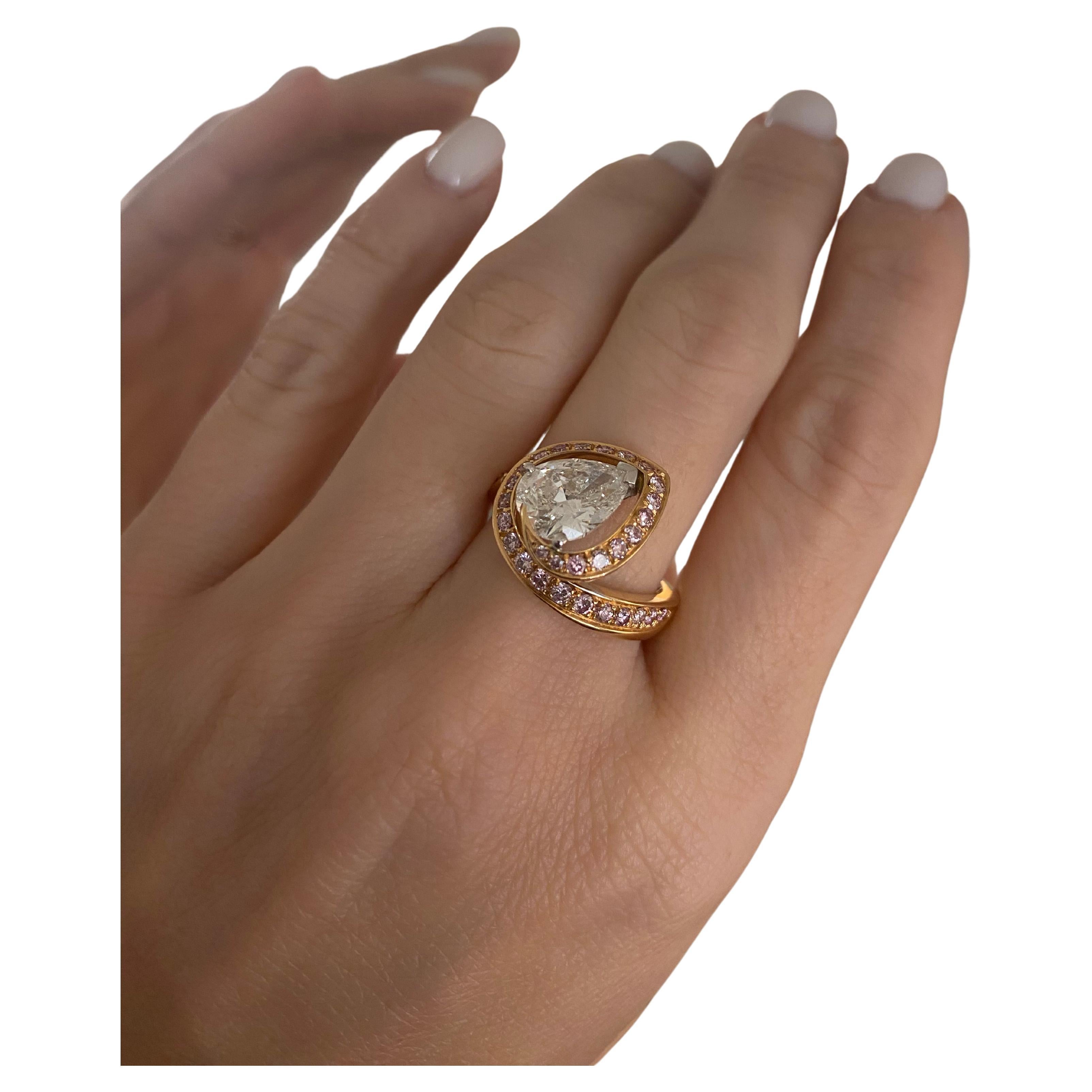 A mesmerizing piece of Italian craftsmanship, this ring, created by the master jeweler SCAVIA, is a testament to the pinnacle of Italian fine jewelry. A ribbon of exquisite pink diamonds gracefully winds its way in a harmonious spiral of rose gold,