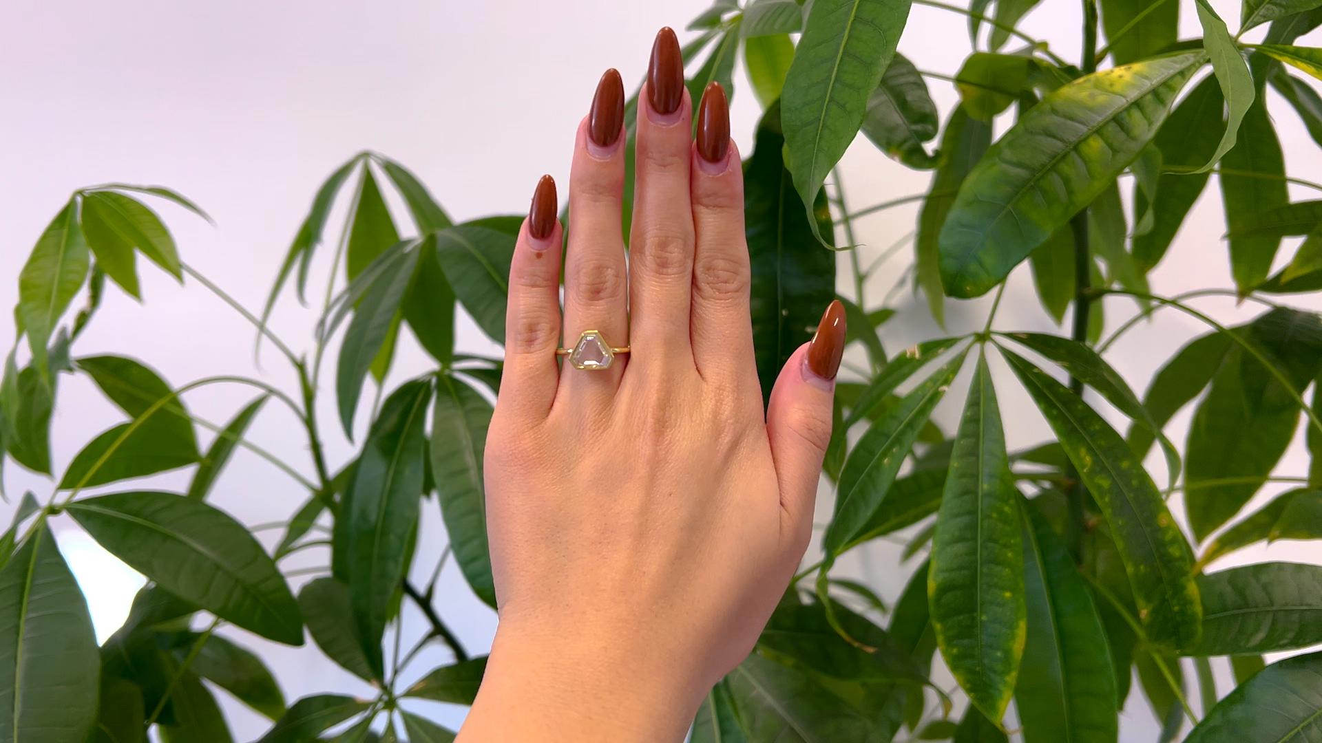 Ein GIA 2,01 Portrait Cut Diamond 18k Gelbgold Solitär-Ring. Mit einem GIA Portraitschliff-Diamanten von 2,01 Karat, begleitet von GIA #5423329937, der angibt, dass der Diamant die Farbe G und die Reinheit SI2 hat. Gefertigt aus 18 Karat Gelbgold