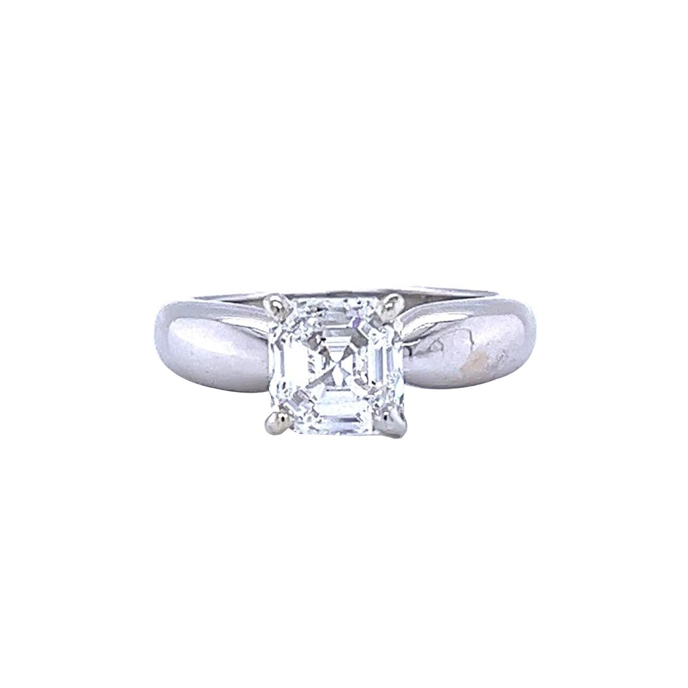 Schöner außergewöhnlicher GIA-zertifizierter Diamant-Brautring. Der Ring ist aus 18 Karat Weißgold gefertigt, von GIA mit exzellentem Schliff und exzellenter Symmetrie bewertet und enthält einen lupenreinen 2,01-Karat-Diamanten im Asher-Schliff mit