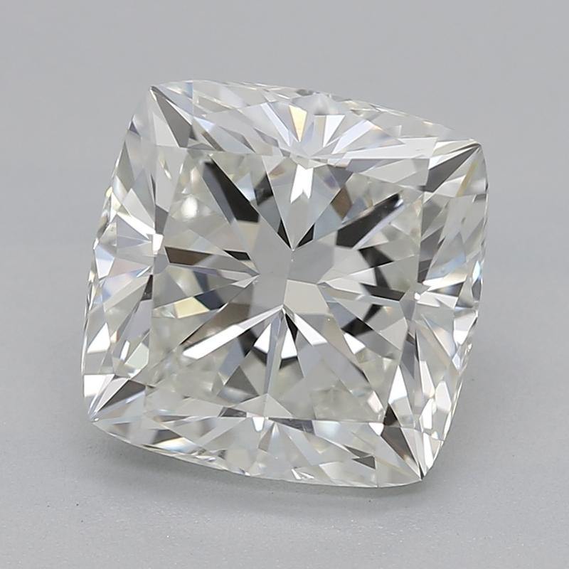 Realizzato a mano a New York, questo splendido anello con diamante presenta un affascinante diamante a cuscino al centro, del peso di 2,01 e con un'incontaminata colorazione I e SI1. Il design presenta un'aureola a cuscino/quadrato splendidamente