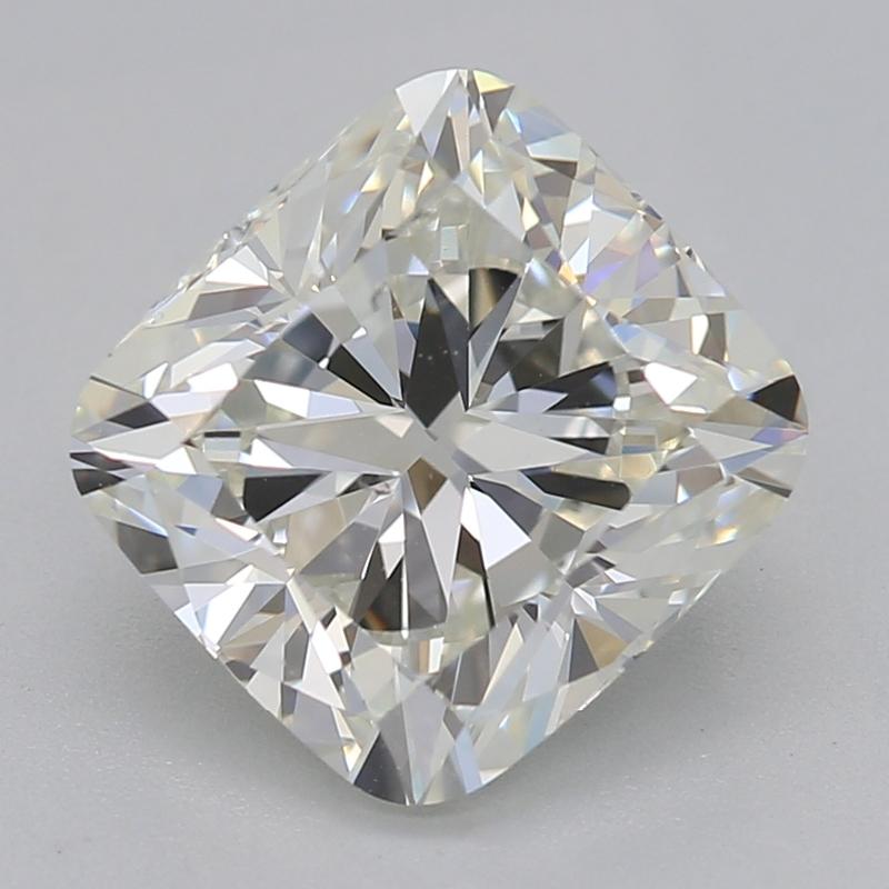 Realizzato a mano a New York, questo squisito anello con diamante è caratterizzato da una magnifica pietra centrale a cuscino del peso di 2,01. Classificato J e SI1, questo diamante irradia una brillantezza e un fuoco eccezionali, catturando la luce
