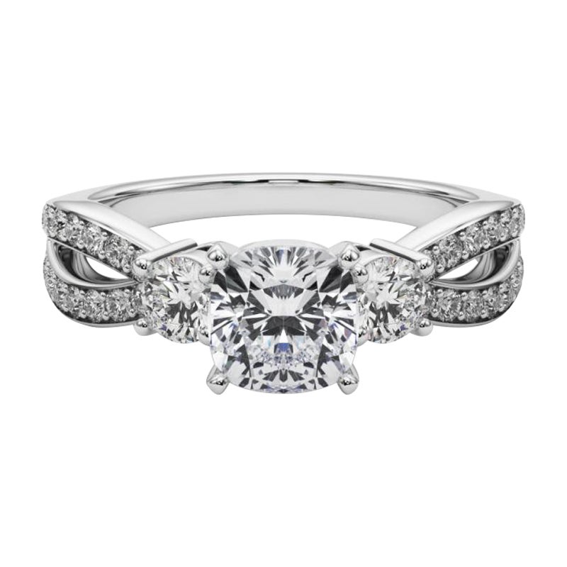 GIA 2.01ct Cushion Three-Stone Split Shank Pave 18K White Gold Diamond Ring (bague à trois pierres coussinées pavées en or blanc)