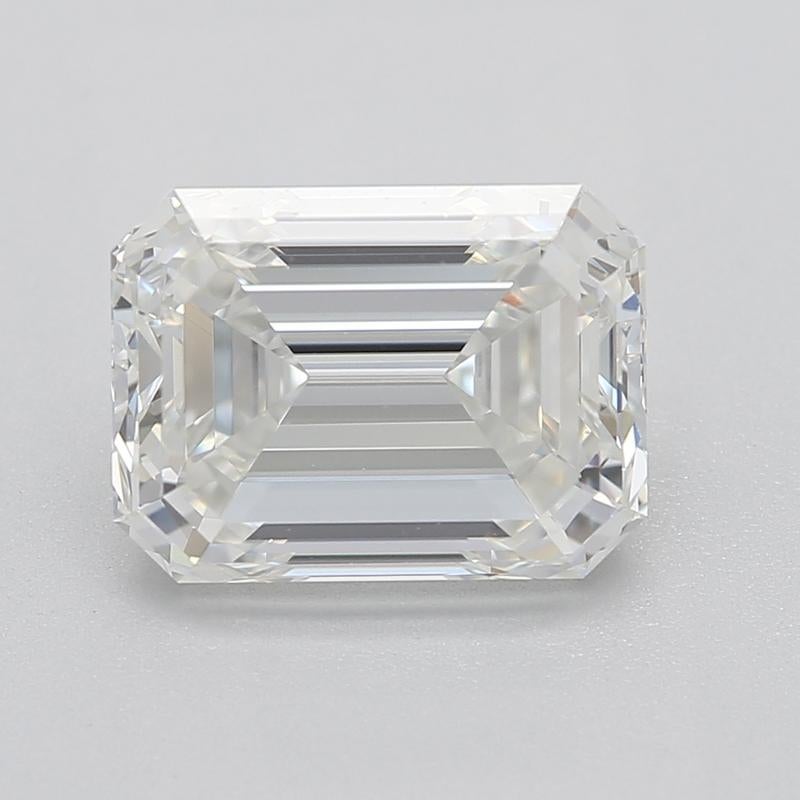 Hecho a mano en Nueva York, un impresionante anillo de diamantes, con una cautivadora piedra central de esmeralda H VS1 que pesa 2,01. Esta extraordinaria pieza está realzada por dos piedras laterales en forma de pera elegantemente engastadas,