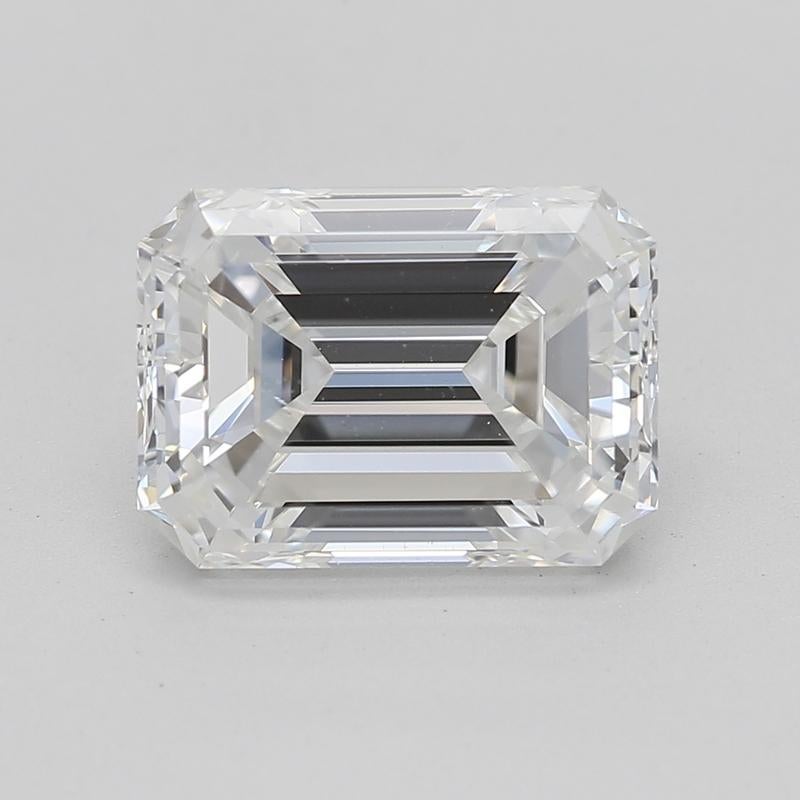 Fabriquée à la main à New York, cette magnifique bague en diamant est un exemple de beauté intemporelle et de sophistication. La pierre centrale est une émeraude captivante pesant 2,01, d'une couleur F et d'une pureté VS2. Son design classique à