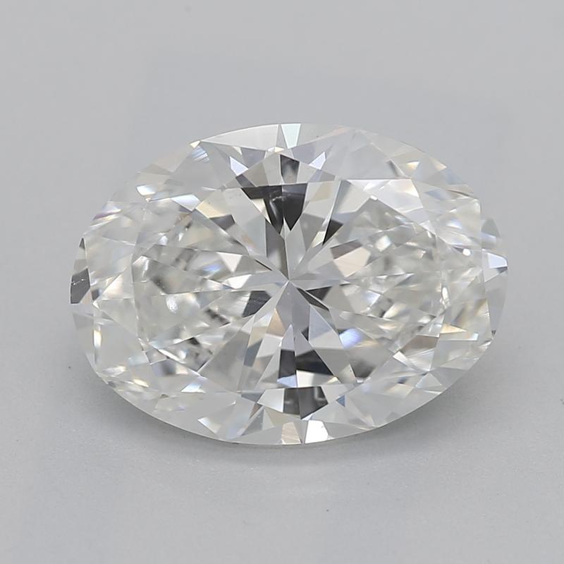 Un anillo de diamantes de diseño elegante que desprende encanto vintage y sofisticación moderna. Elaborado en oro amarillo, este anillo presenta una impresionante piedra central de talla ovalada. Con un impresionante peso de 2,01 , el diamante