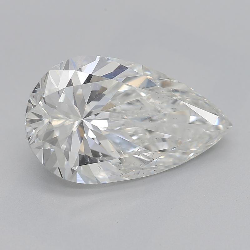Un anello di diamanti dal design elegante che emana un fascino vintage e una raffinatezza moderna. Realizzato in platino, questo anello presenta una splendida pietra centrale con un taglio a pera mozzafiato. Con un peso di ben 2,01, il diamante