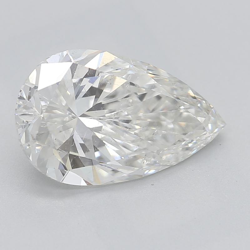 Questo sofisticato anello con diamante è caratterizzato da un sorprendente centro di un diamante a pera, che pesa 2,01 e vanta un ricco valore I e SI2. Realizzato a mano con precisione, l'anello presenta una fascia in oro bianco splendidamente