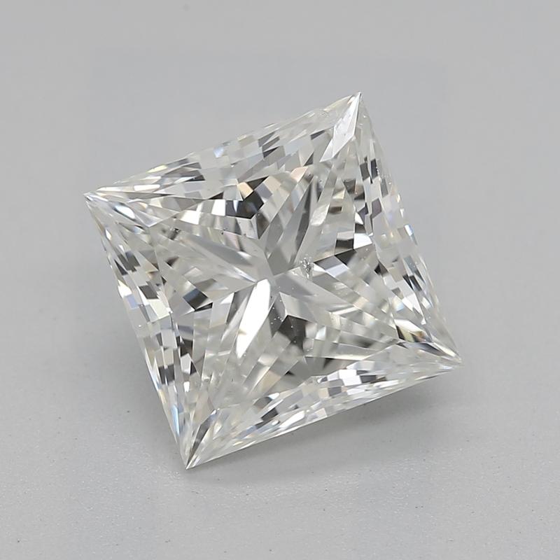 Fai una dichiarazione con questo splendido anello di diamanti, con al centro uno straordinario diamante princess da 2,01 certificato GIA, che mostra un'ipnotizzante I e SI2. La squisita fattura è evidente nell'elegante montatura in oro bianco,