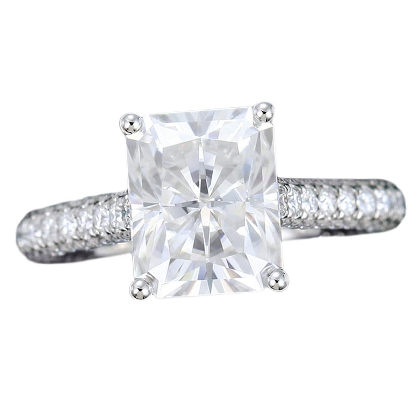 Moderniste GIA 2.01ct Radiant Cut Natural Pave Diamond Engagement Ring 18K White Gold en vente