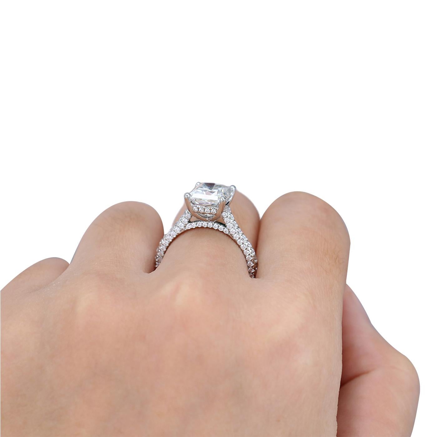 GIA 2.01ct Radiant Cut Natural Pave Diamond Engagement Ring 18K White Gold Pour femmes en vente