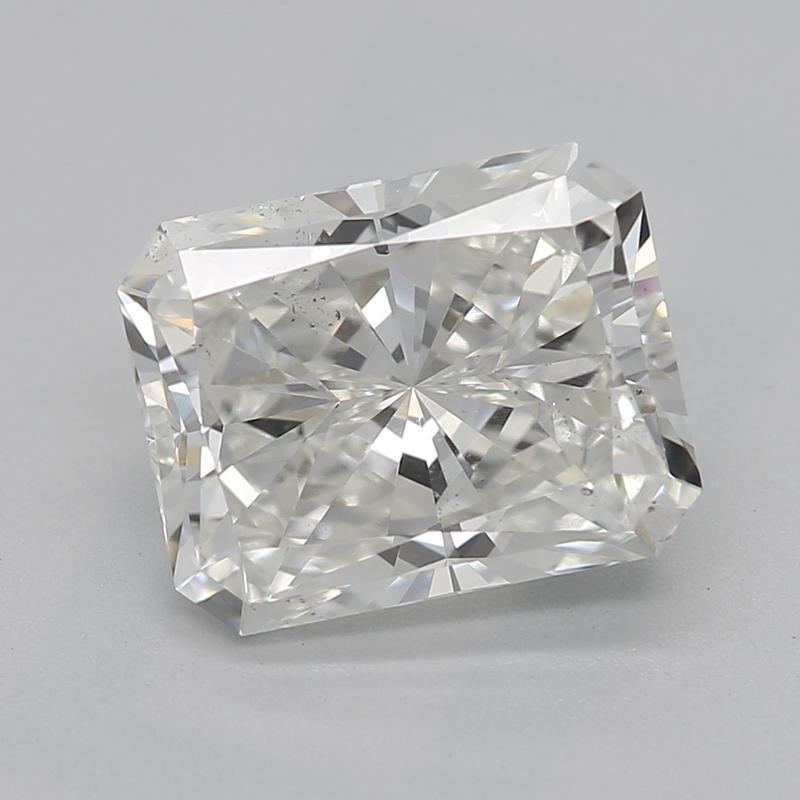 Fabriquée à la main à New York, cette exquise bague en diamant met en valeur une impressionnante pierre centrale de 2,01, rayonnante à chaque coup d'œil. Classé I et SI1 , il possède un éclat exceptionnel qui capte magnifiquement la lumière. Le