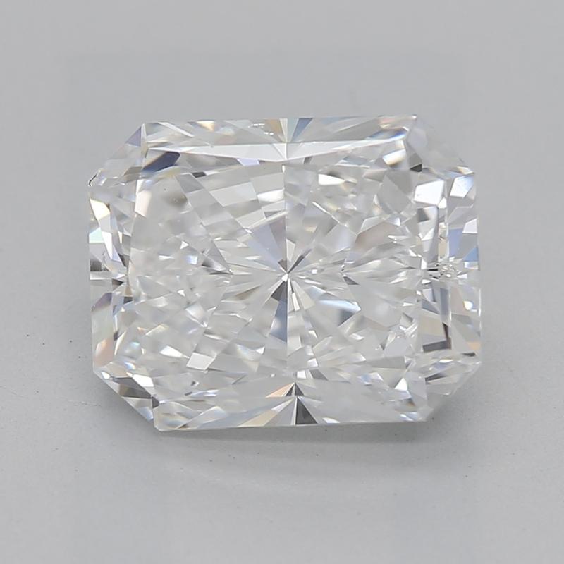 Découvrez une superbe bague en diamant qui rayonne d'élégance et de sophistication, méticuleusement fabriquée pour célébrer vos moments les plus chers. En son cœur se trouve un diamant radiant E SI1 2.01, solidement maintenu en place par un