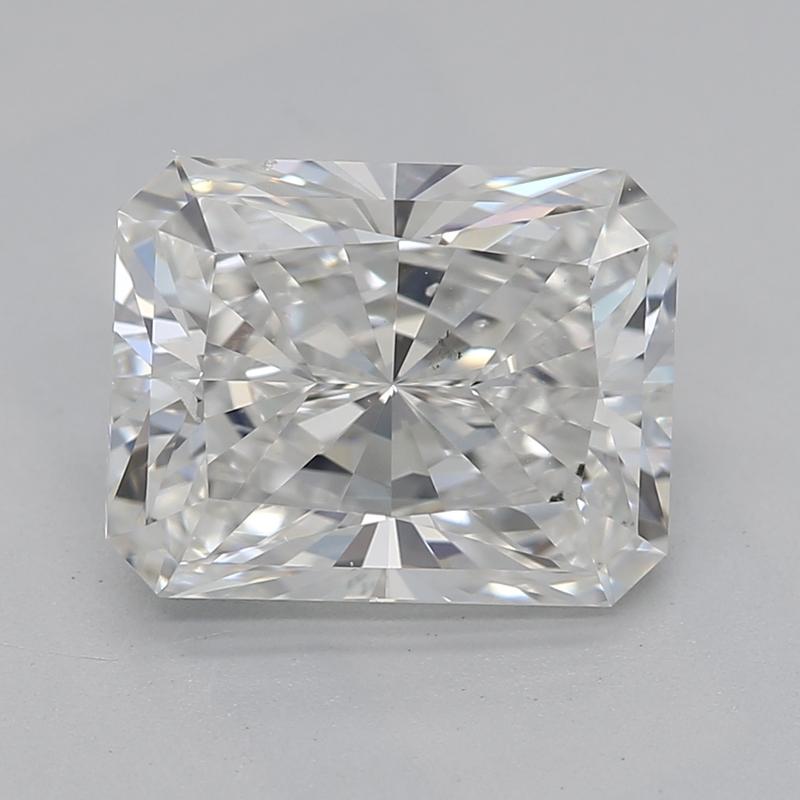 Fabriquée à la main à New York, cette magnifique bague en diamant est ornée d'une pierre centrale en diamant radiant G SI1 pesant 2,01. Cette pièce remarquable est rehaussée par deux pierres latérales en forme de poire, élégamment serties, disposées