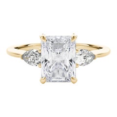 GIA Anello con diamante radiante a tre pietre decorato Gallery in oro giallo 18 carati da 2,01 carati