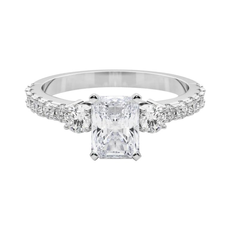 GIA 2,01ct Radiante a tre pietre con gambo di diamante Anello con diamante in oro bianco 18 carati